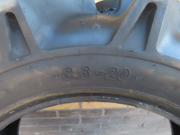 Pneu de tracteur 8.3-20 usagé – Image 4